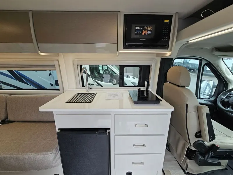 2027 Thor Motor Coach Sequence, photo 20 of 24
