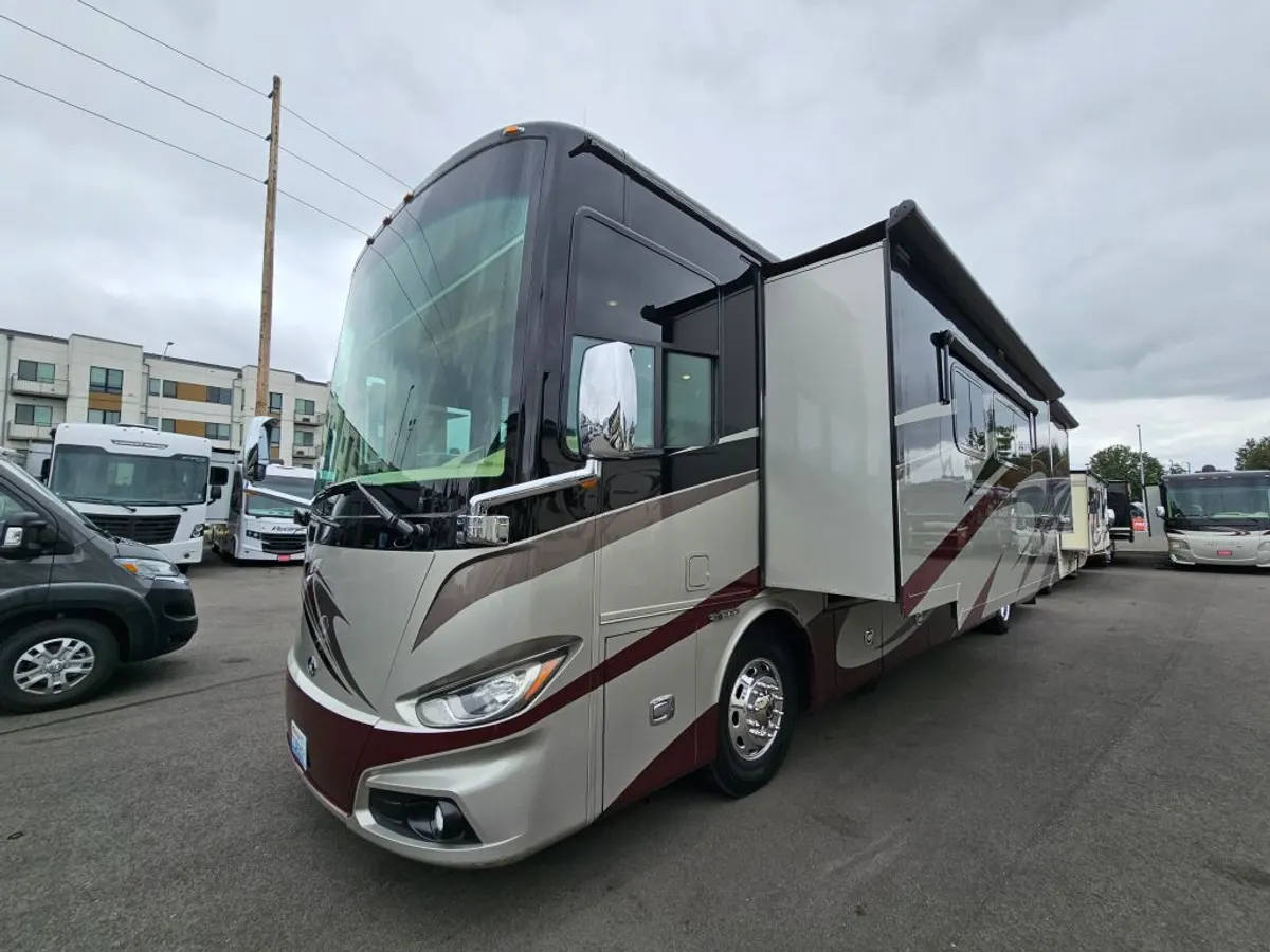 2017 Tiffin Motorhomes Phaeton, photo 3 of 24