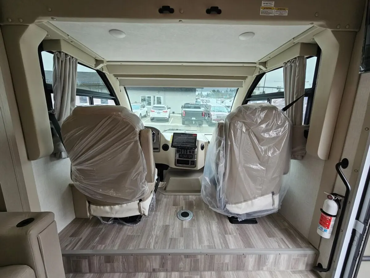 2027 Thor Motor Coach Vegas, photo 16 of 24