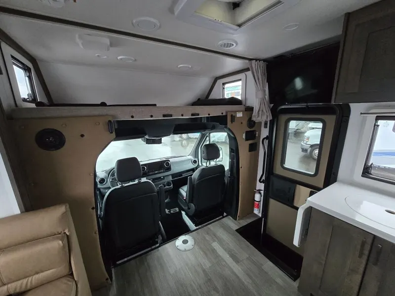 2025 Dynamax Isata 3 Series, photo 21 of 24
