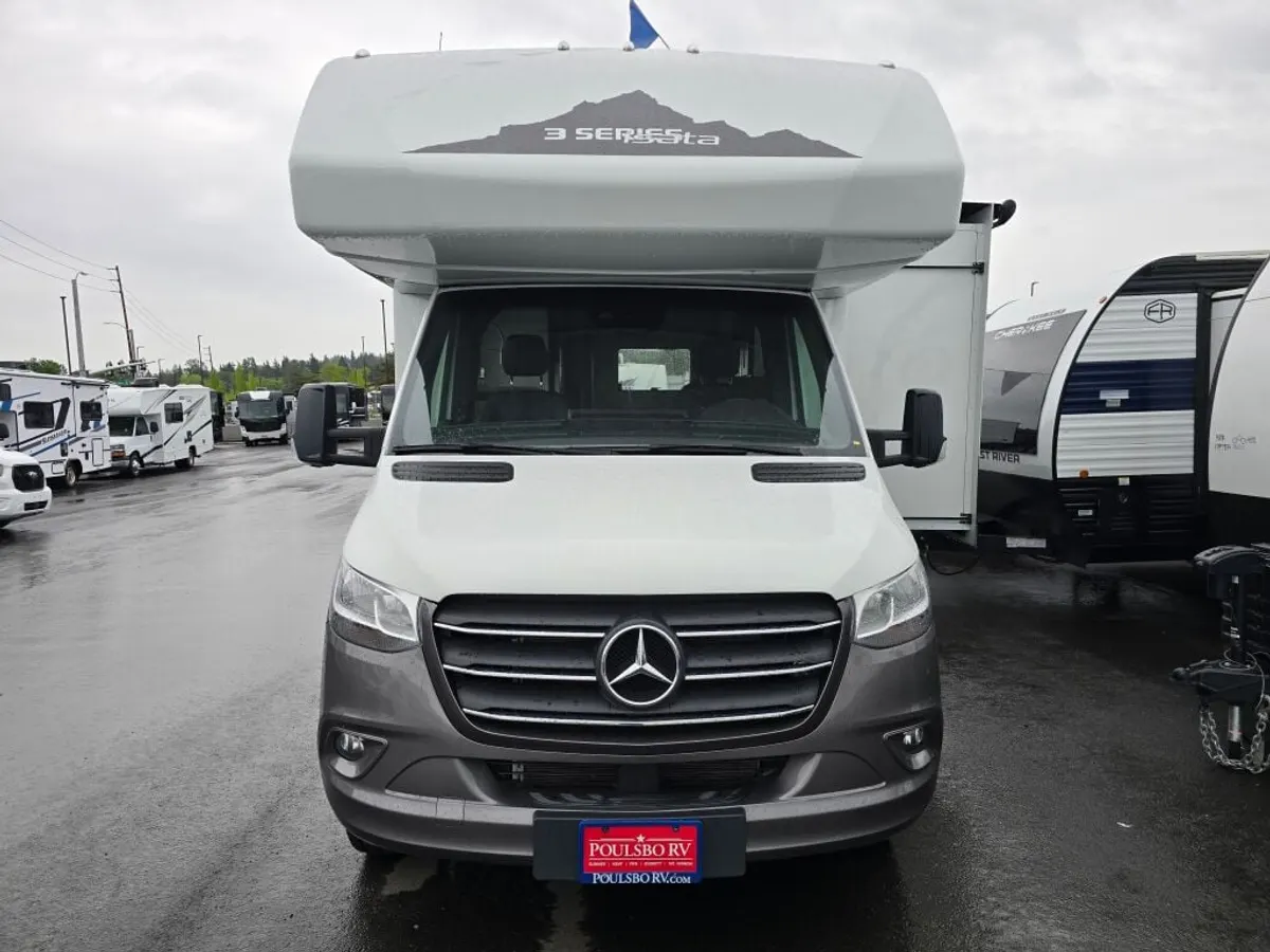 2025 Dynamax Isata 3 Series, photo 2 of 24