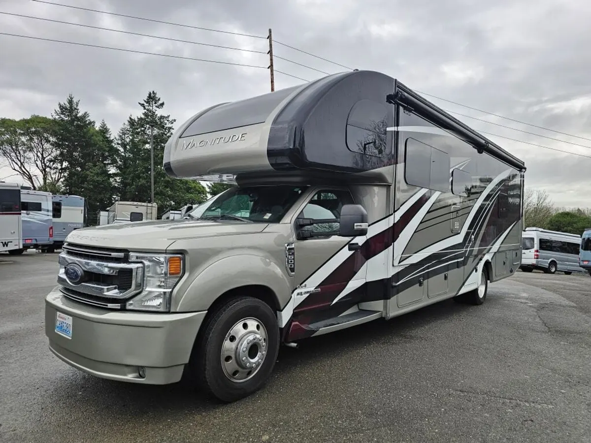 2023 Thor Motor Coach Magnitude 4x4, photo 7 of 24