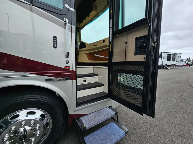 2017 Tiffin Motorhomes Phaeton, photo 9 of 24