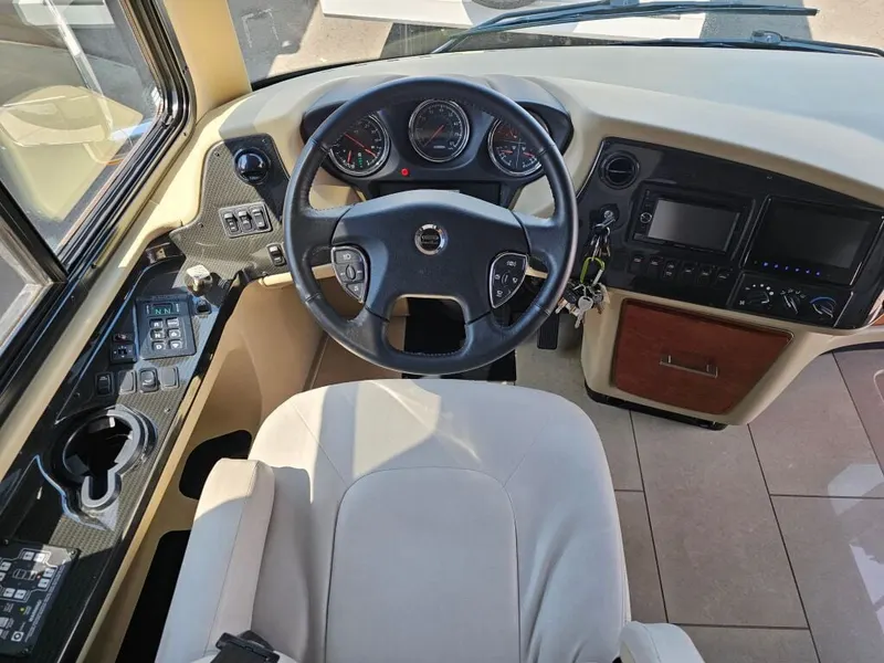 2016 Tiffin Motorhomes Phaeton, photo 10 of 24