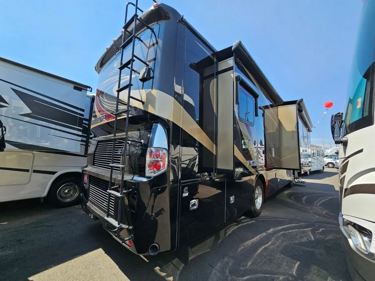 2016 Tiffin Motorhomes Phaeton, photo 5 of 24