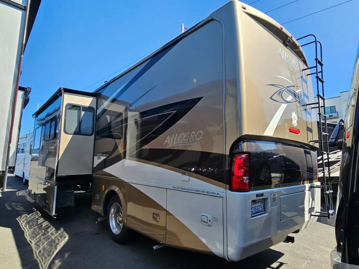 2011 Tiffin Motorhomes Allegro, photo 4 of 24