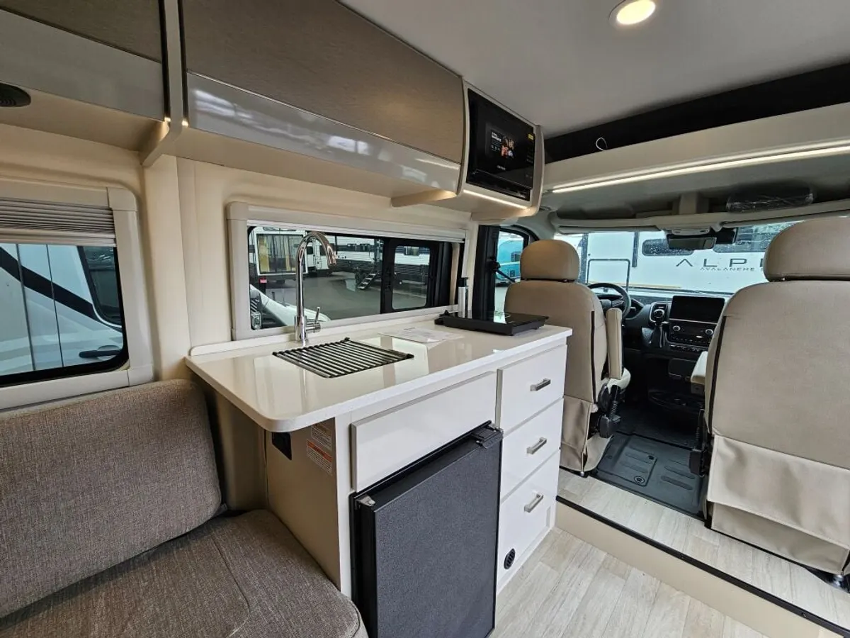 2027 Thor Motor Coach Sequence, photo 17 of 24