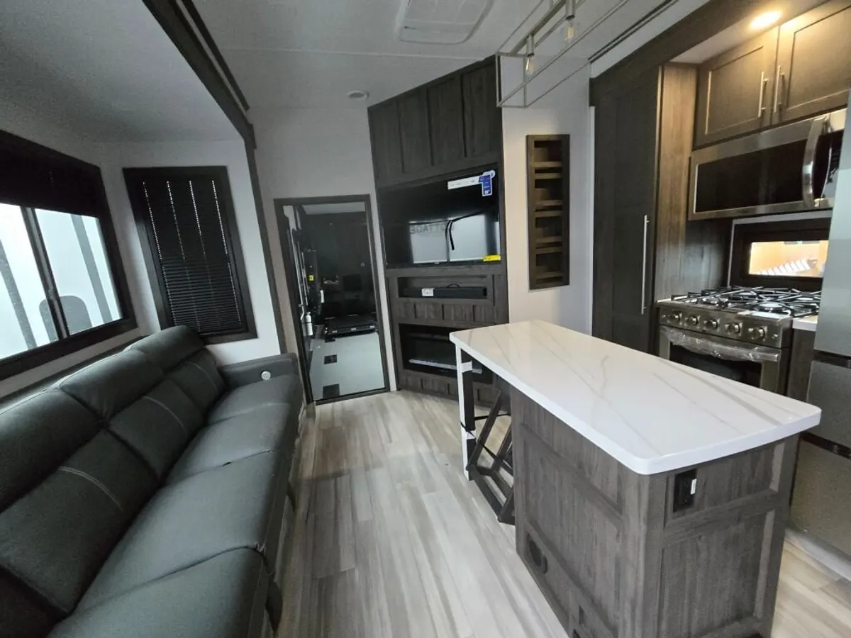 2025 Keystone Fuzion Toy Hauler, photo 8 of 24