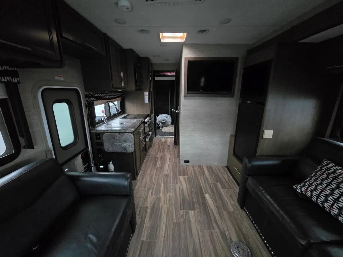 2022 Thor Motor Coach Outlaw, photo 16 of 24