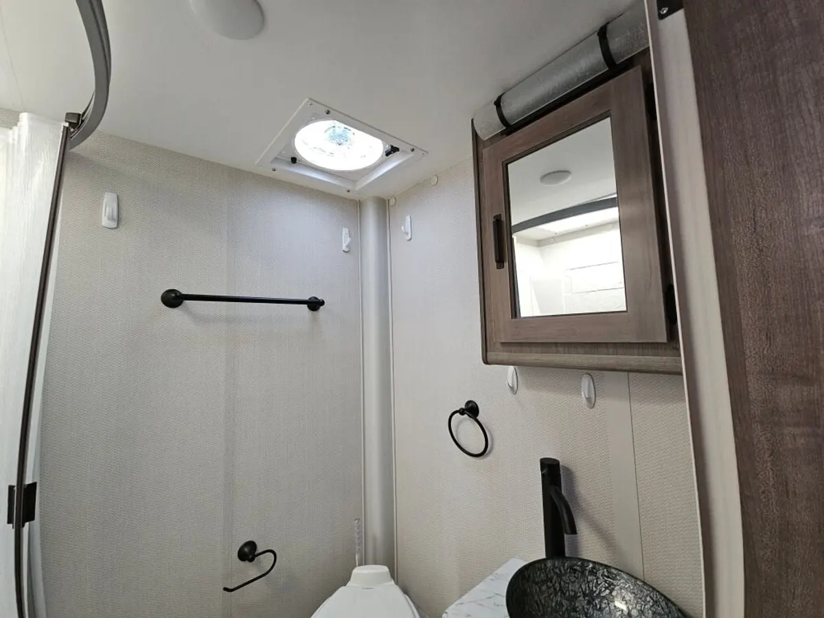 2021 Lance Lance Travel Trailers, photo 18 of 24