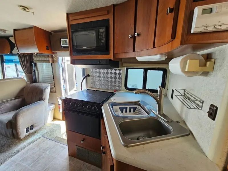 2008 Winnebago Sightseer, photo 17 of 24