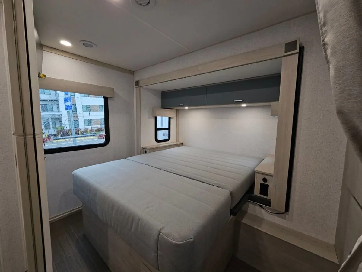 2027 Winnebago Sunflyer, photo 19 of 24