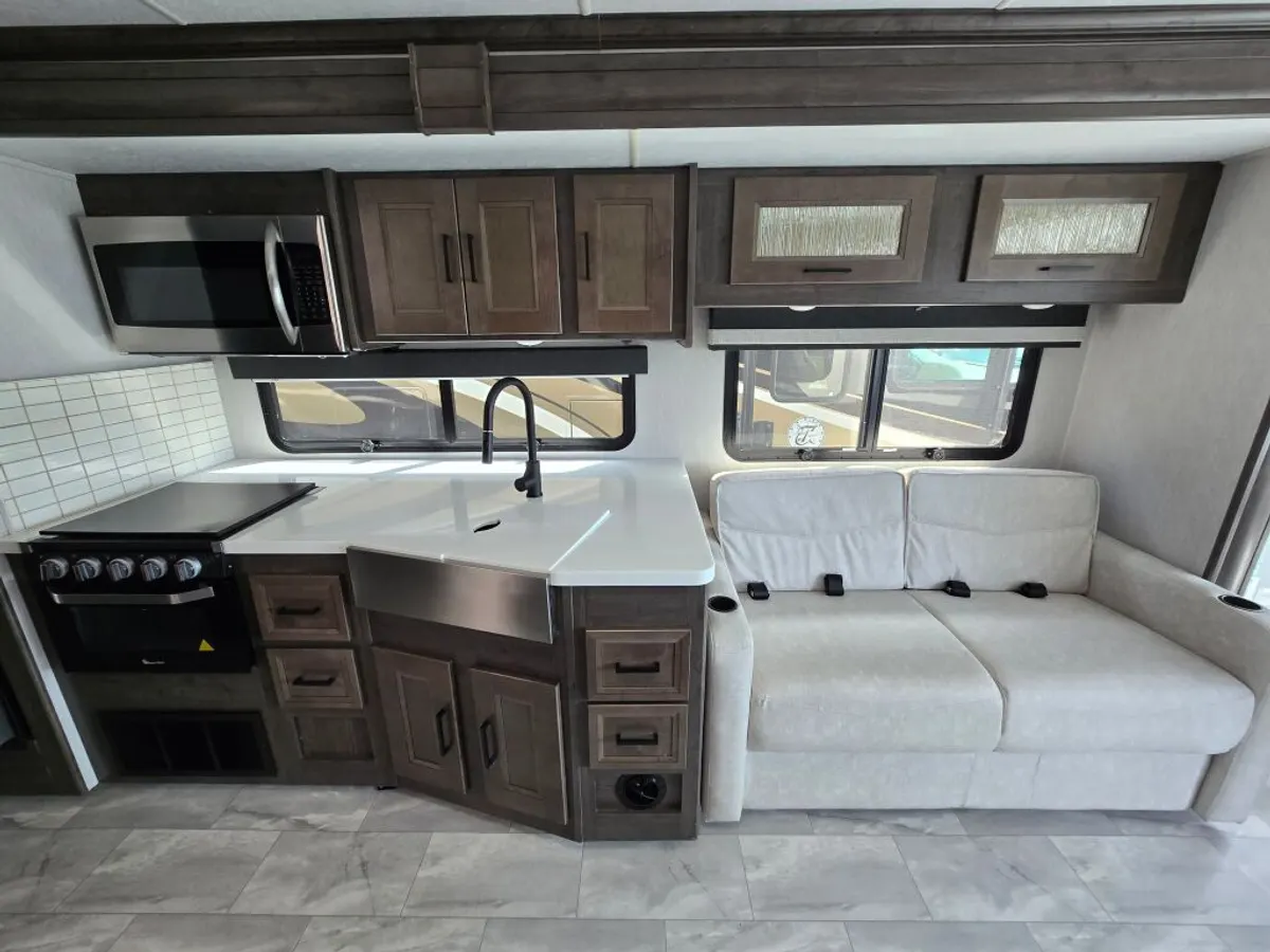 2023 Coachmen Mirada, photo 16 of 24