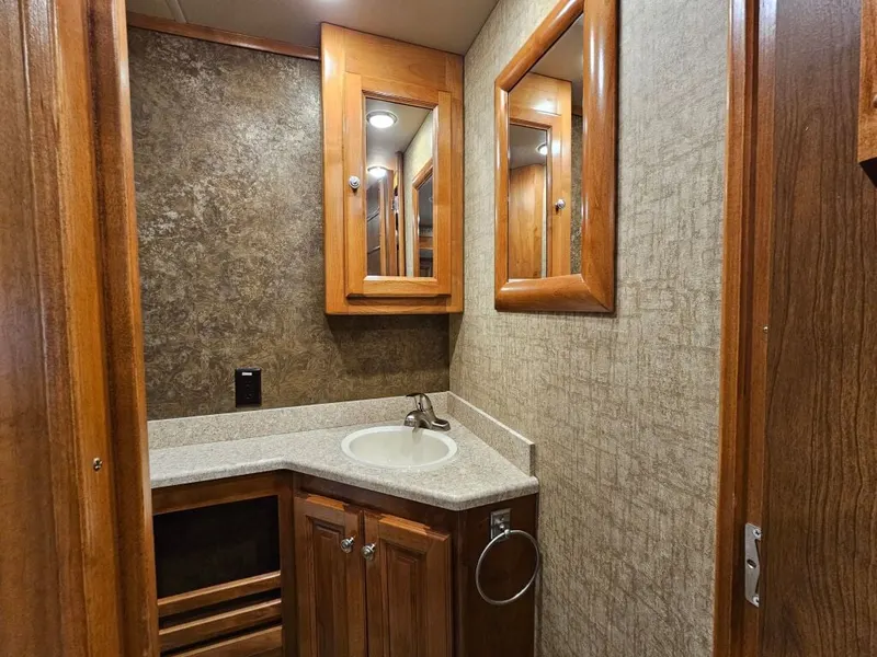 2015 Tiffin Motorhomes Allegro, photo 21 of 24