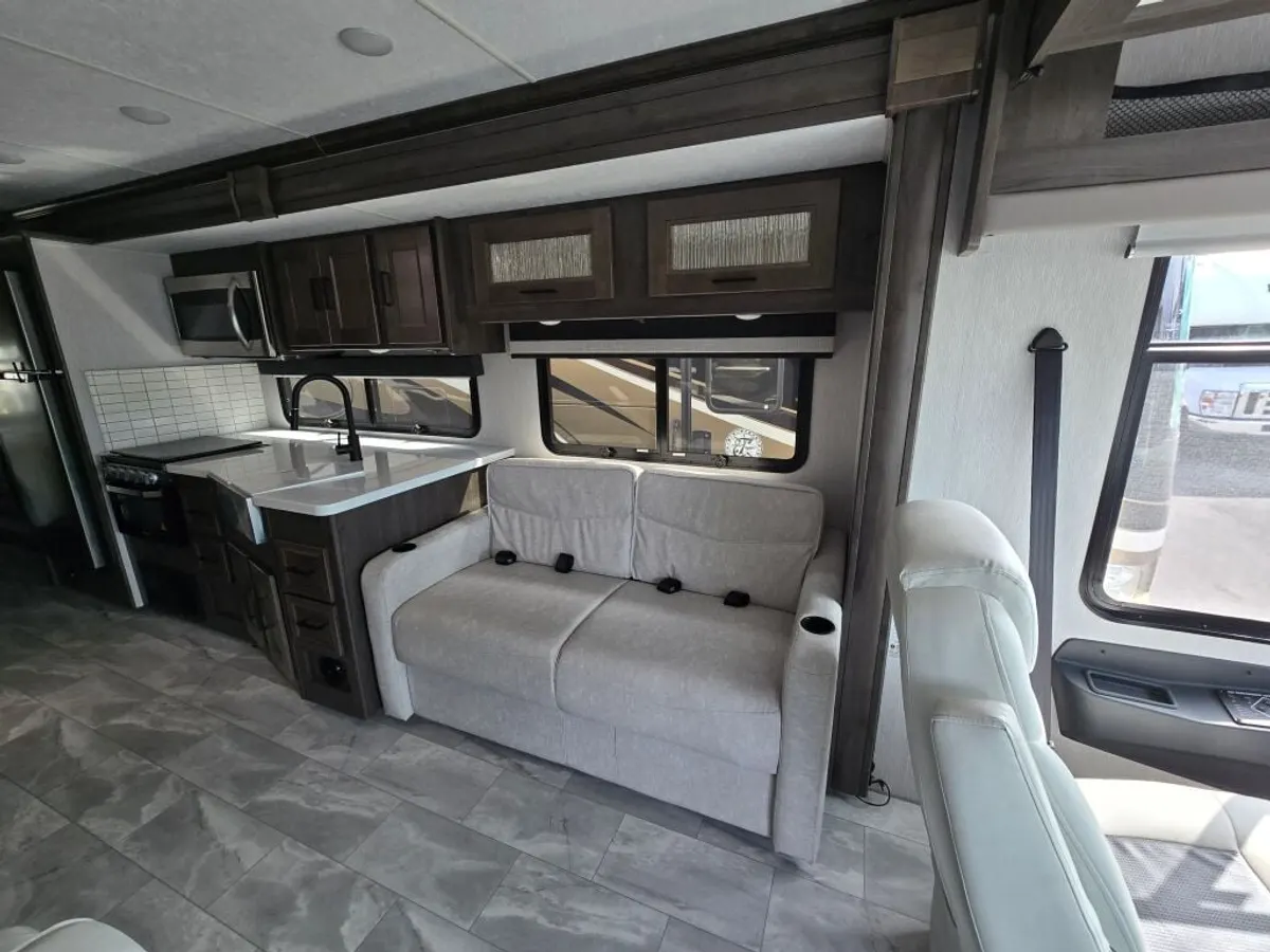 2023 Coachmen Mirada, photo 12 of 24