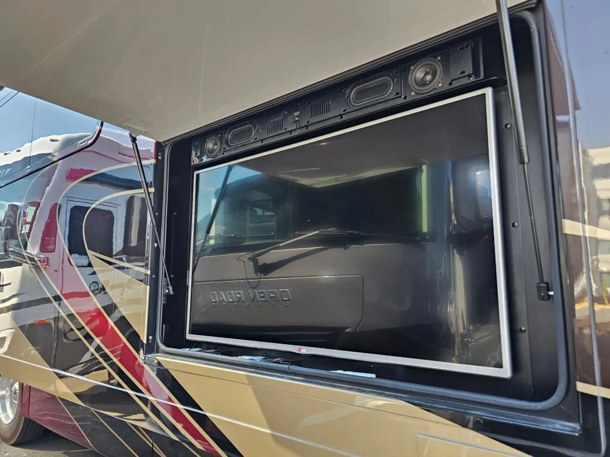 2016 Tiffin Motorhomes Phaeton, photo 6 of 24