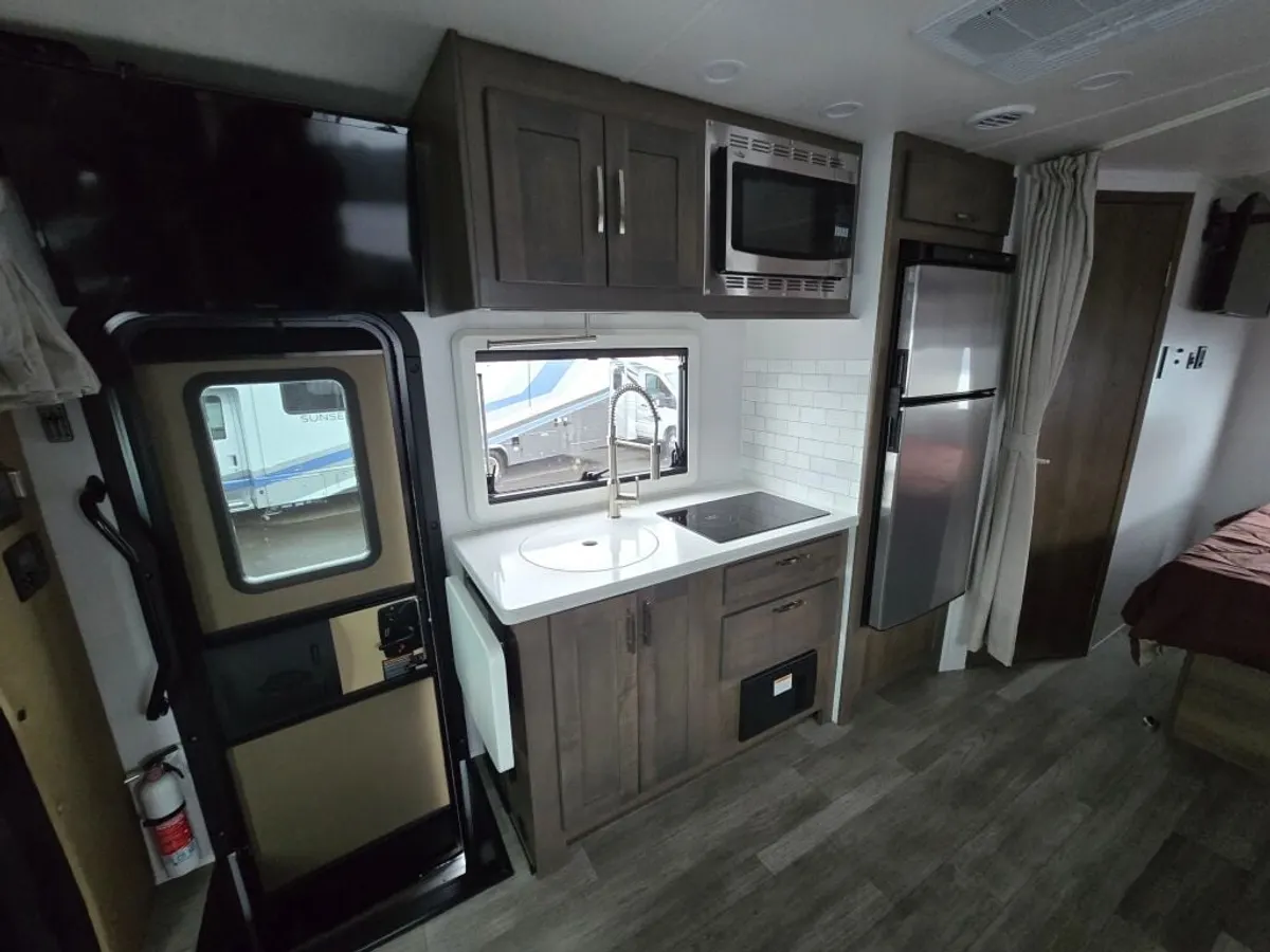 2025 Dynamax Isata 3 Series, photo 12 of 24