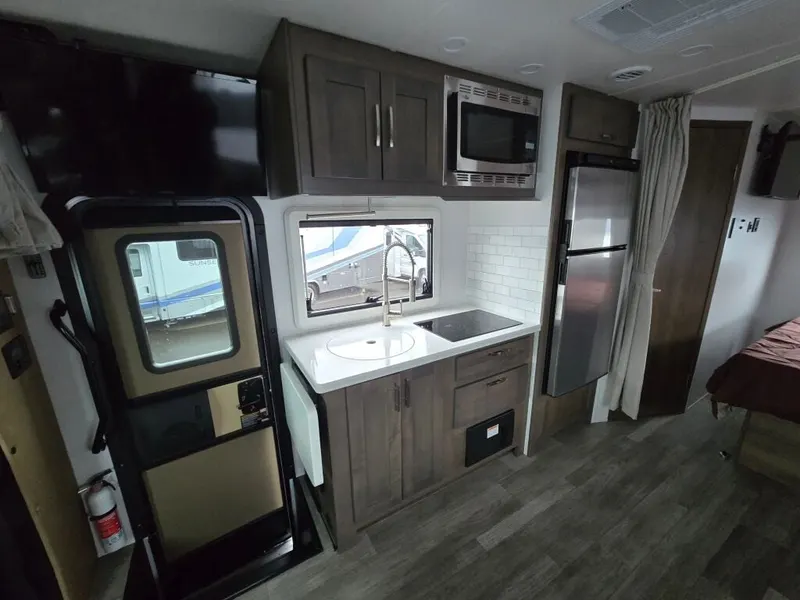 2025 Dynamax Isata 3 Series, photo 12 of 24