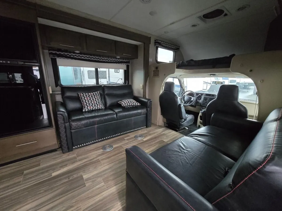 2022 Thor Motor Coach Outlaw, photo 10 of 24