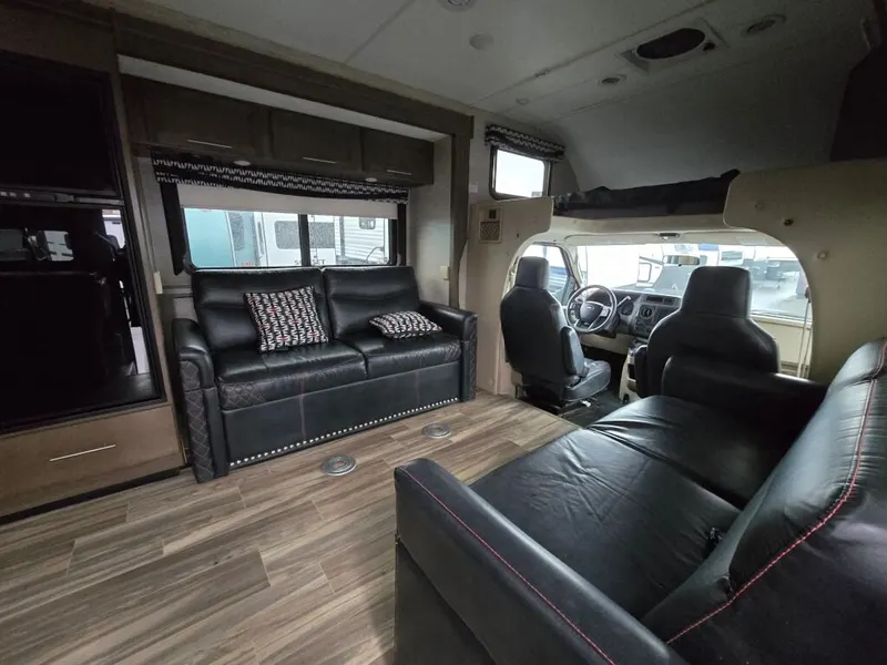 2022 Thor Motor Coach Outlaw, photo 10 of 24