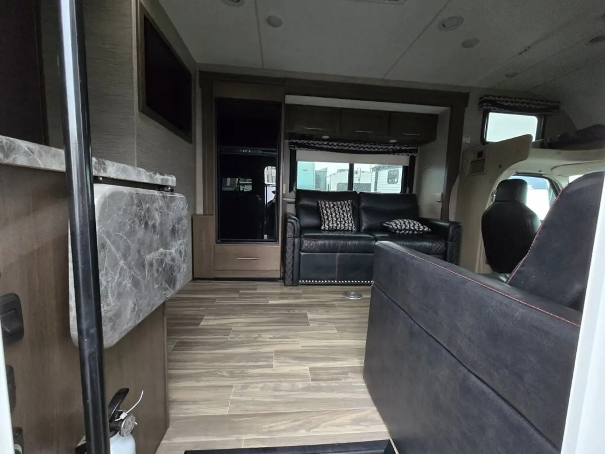 2022 Thor Motor Coach Outlaw, photo 9 of 24