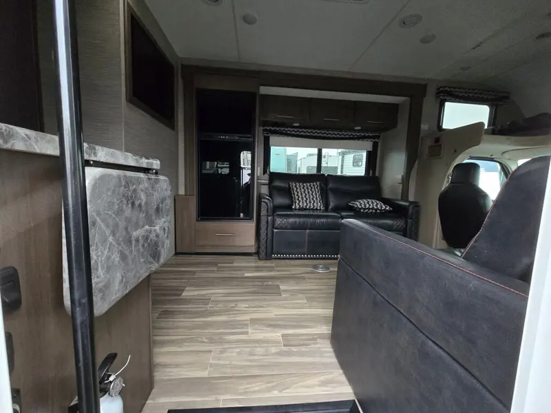 2022 Thor Motor Coach Outlaw, photo 9 of 24