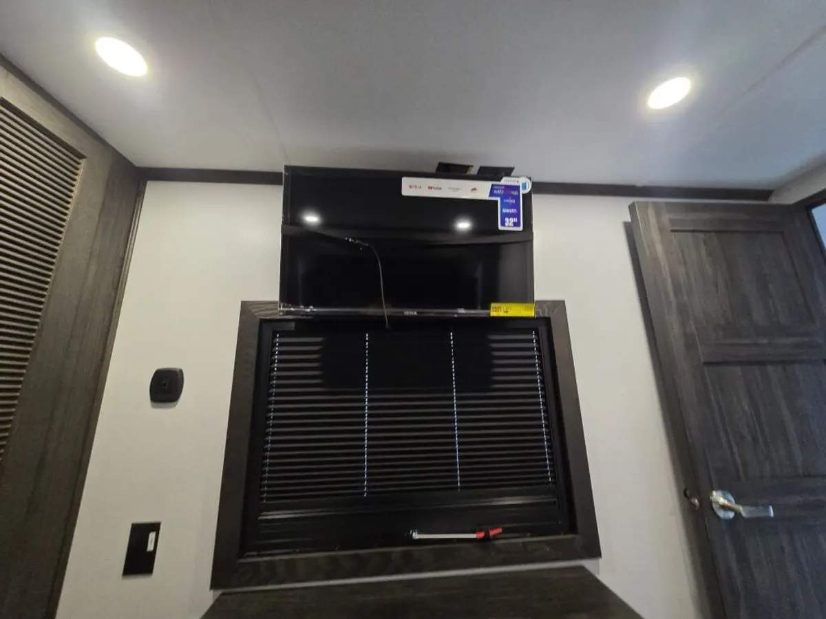 2025 Keystone Fuzion Toy Hauler, photo 23 of 24