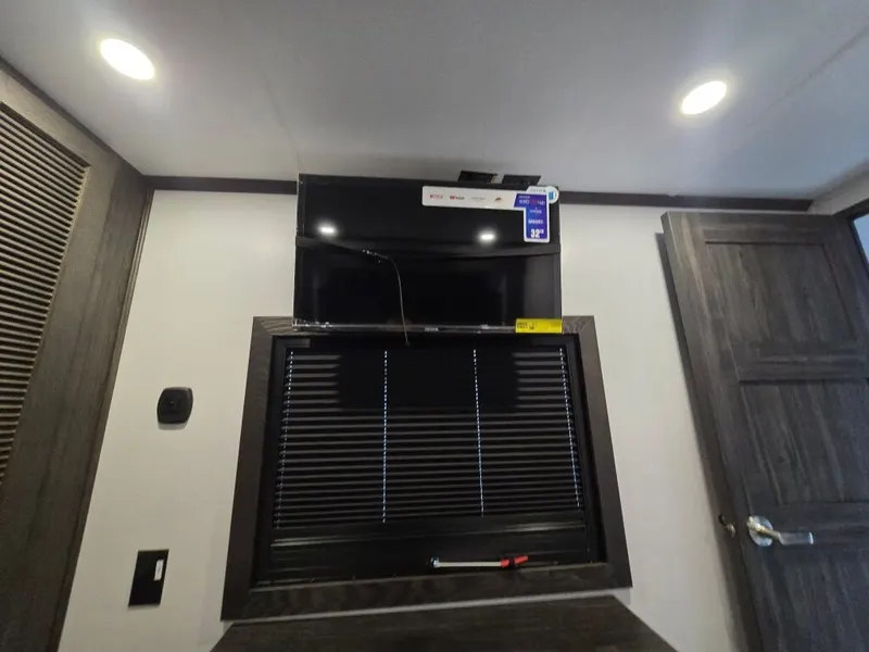 2025 Keystone Fuzion Toy Hauler, photo 23 of 24