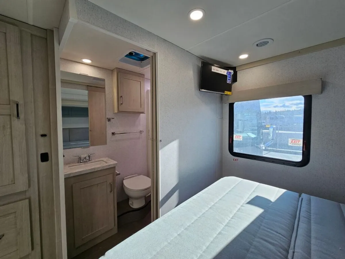 2027 winnebago sunflyer, photo 22 of 24