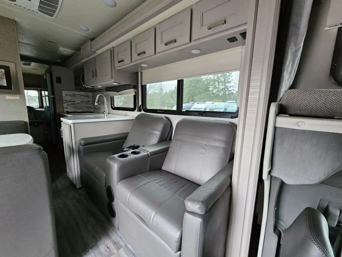 2023 Thor Motor Coach Magnitude 4x4, photo 13 of 24