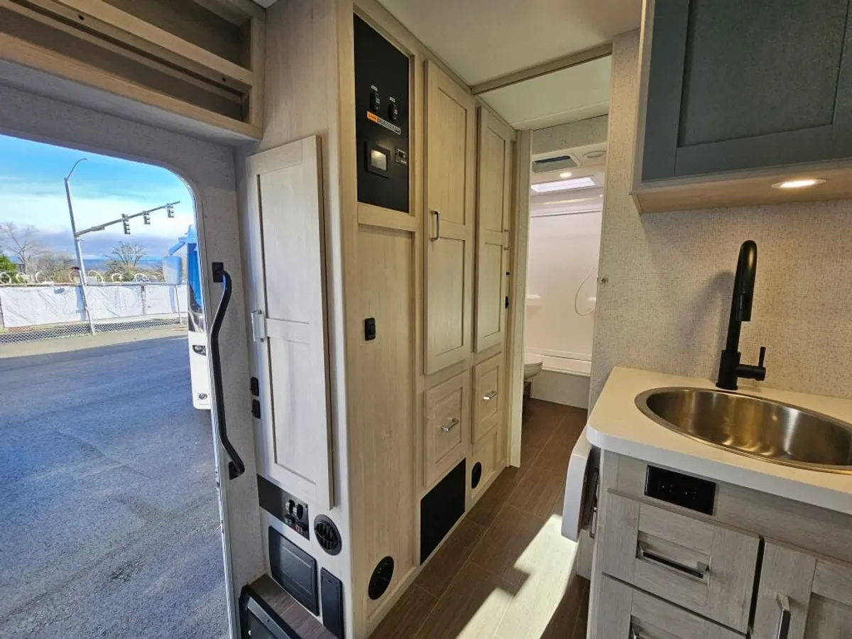 2027 winnebago sunflyer, photo 20 of 24