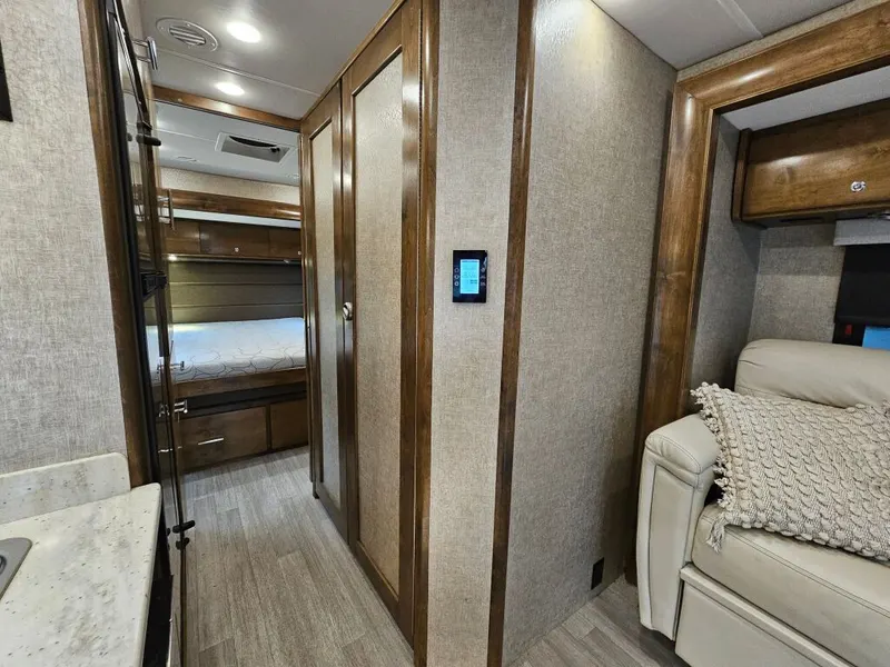 2018 Tiffin Motorhomes Wayfarer, photo 20 of 24