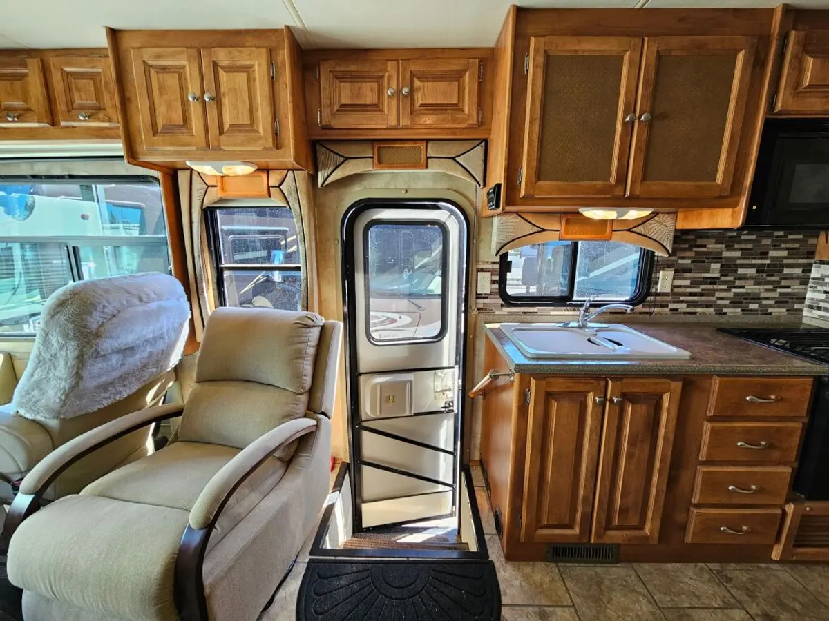 2011 Tiffin Motorhomes Allegro, photo 7 of 24