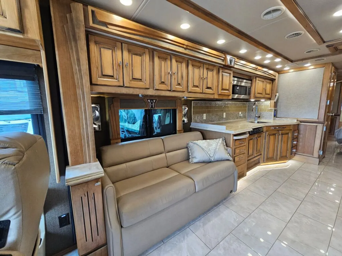 2017 Tiffin Motorhomes Phaeton, photo 15 of 24