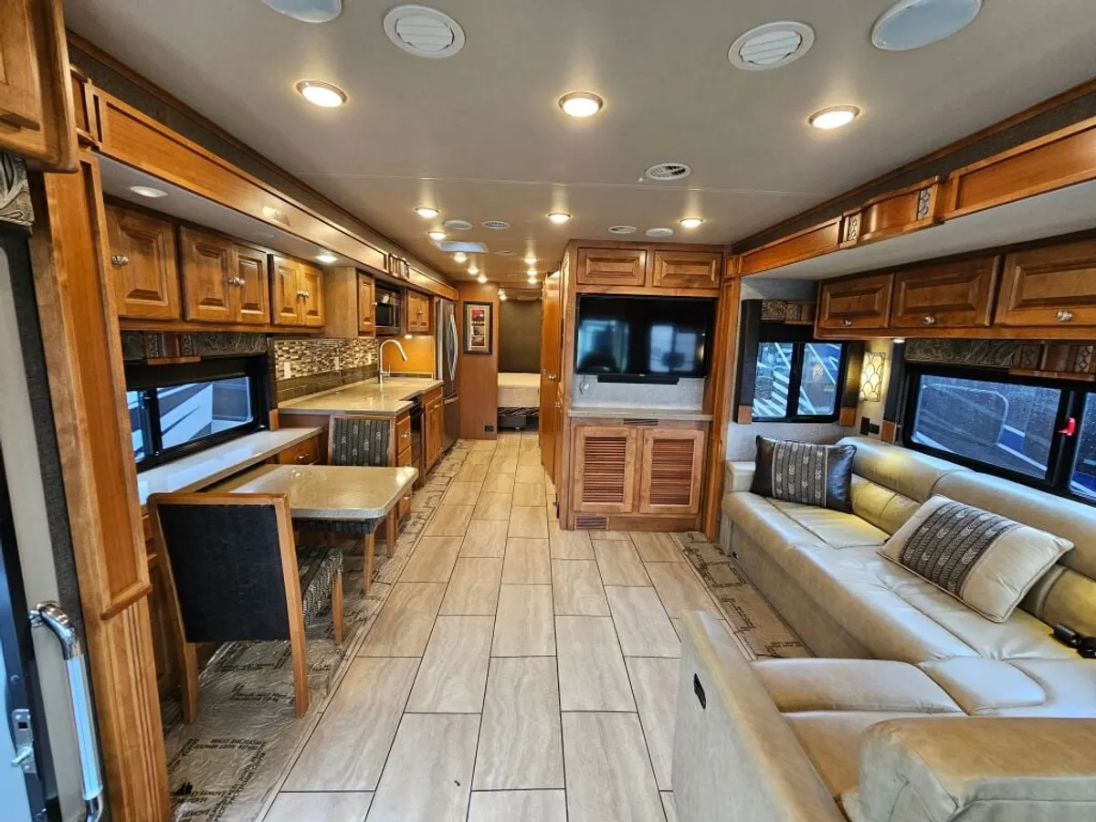 2017 Tiffin Motorhomes Allegro, photo 11 of 24