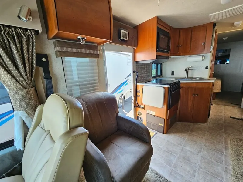 2008 Winnebago Sightseer, photo 11 of 24
