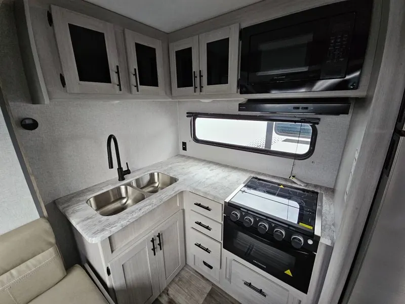2025 CrossRoads Zinger, photo 18 of 24