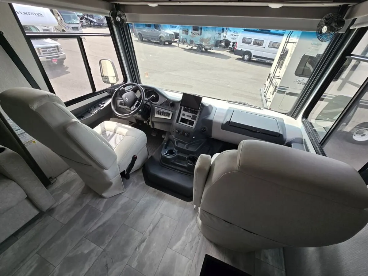 2023 Coachmen Mirada, photo 10 of 24