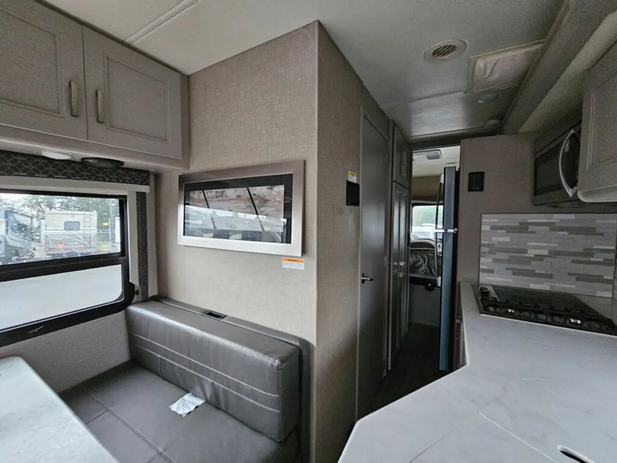 2023 Thor Motor Coach Magnitude 4x4, photo 23 of 24
