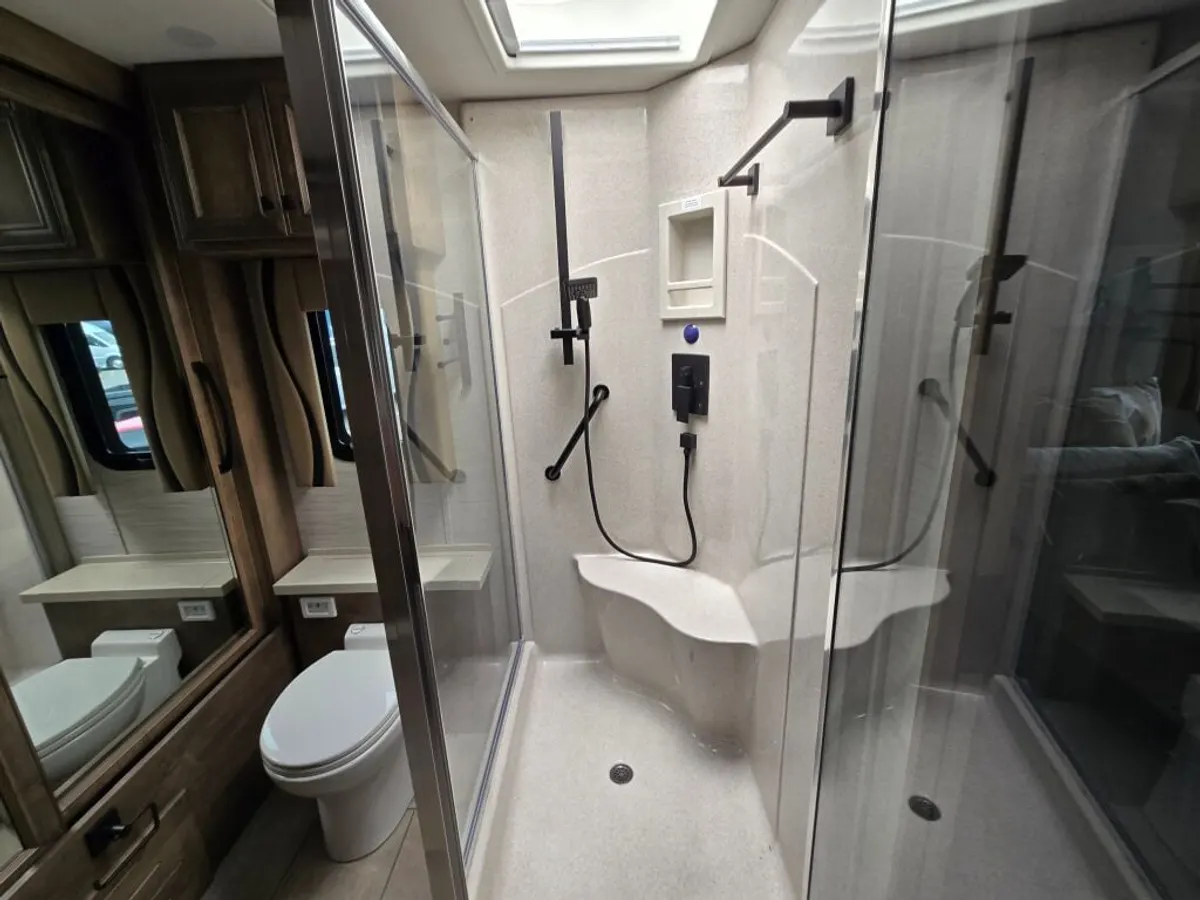 2026 Tiffin Motorhomes Phaeton, photo 18 of 20