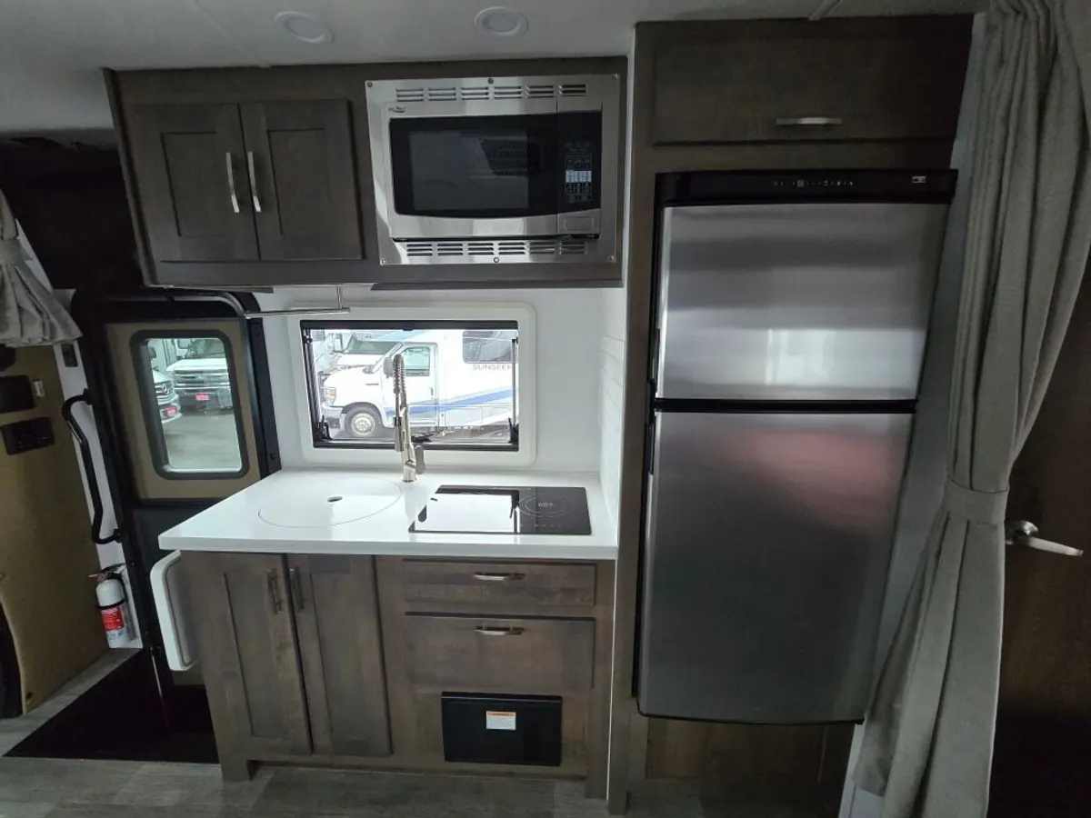 2025 Dynamax Isata 3 Series, photo 20 of 24