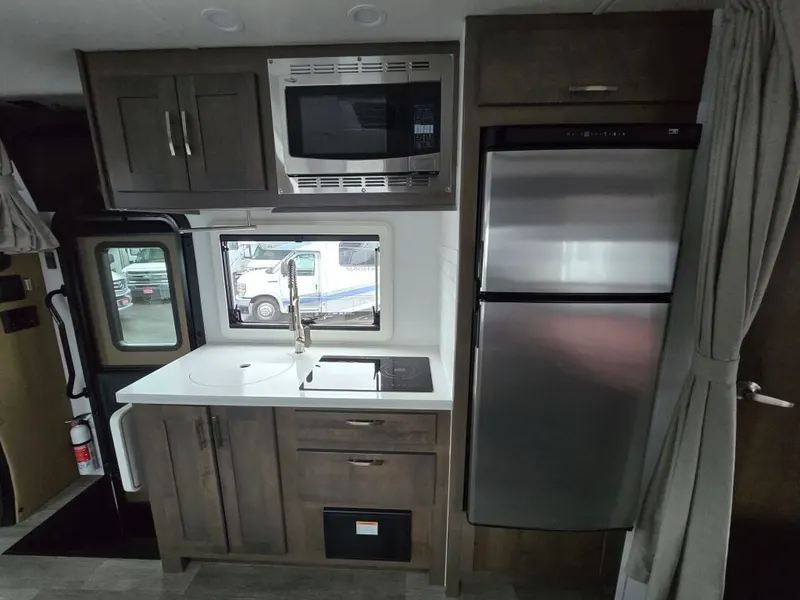 2025 Dynamax Isata 3 Series, photo 20 of 24