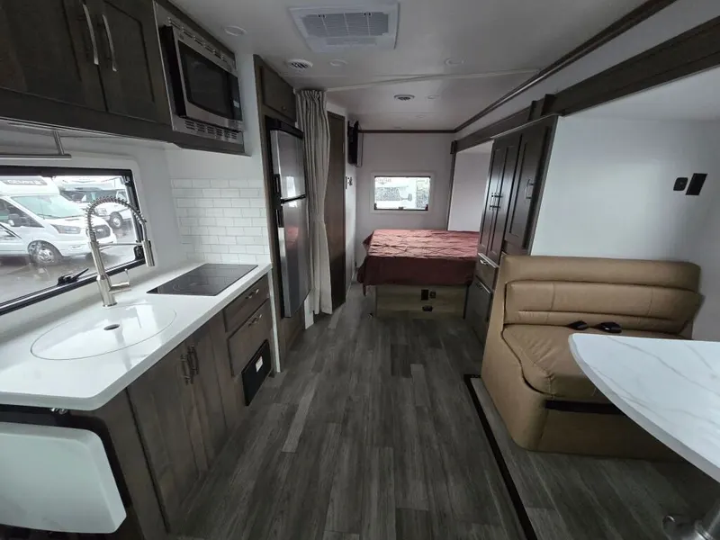 2025 Dynamax Isata 3 Series, photo 13 of 24