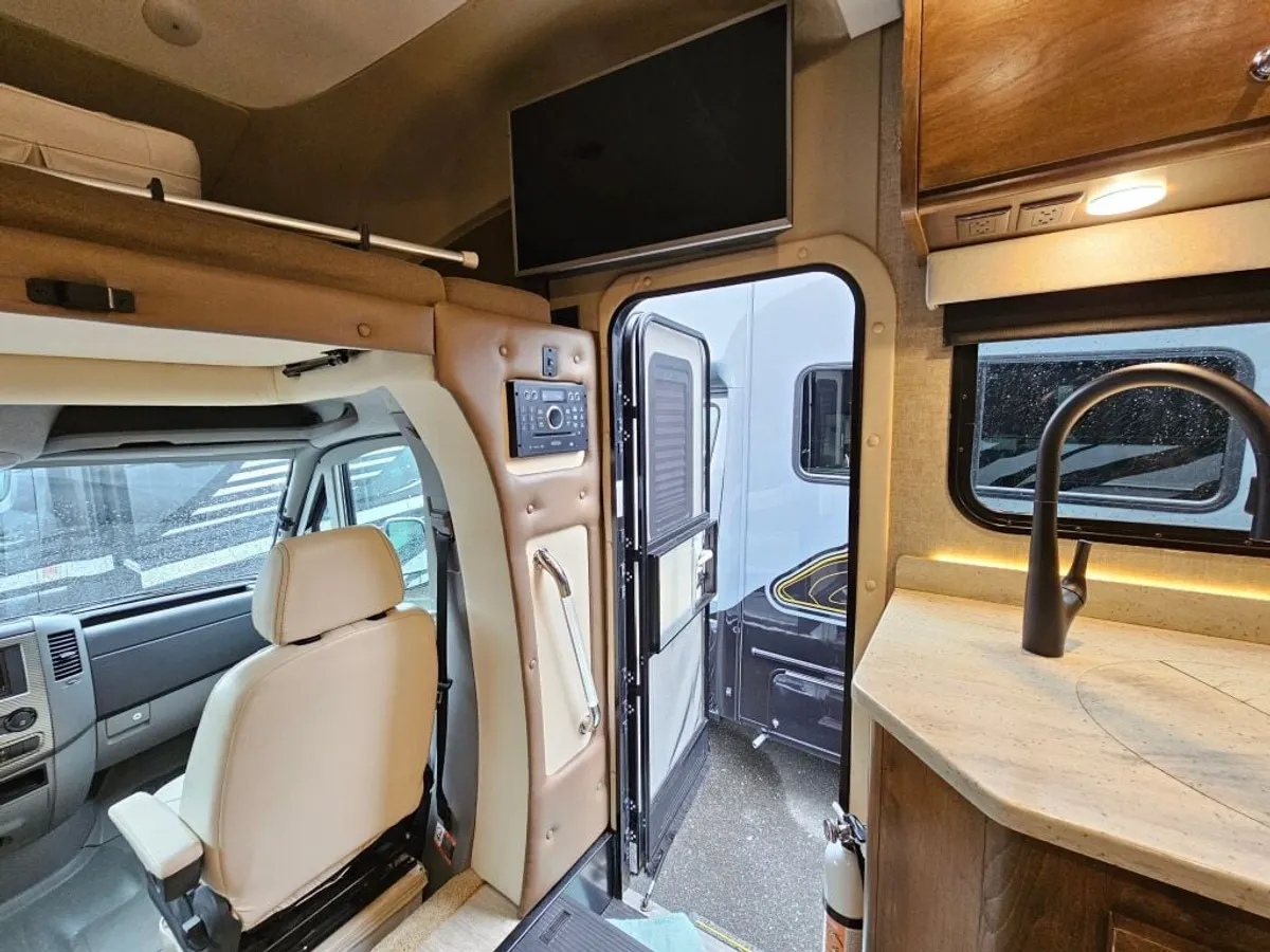 2018 Tiffin Motorhomes Wayfarer, photo 9 of 24