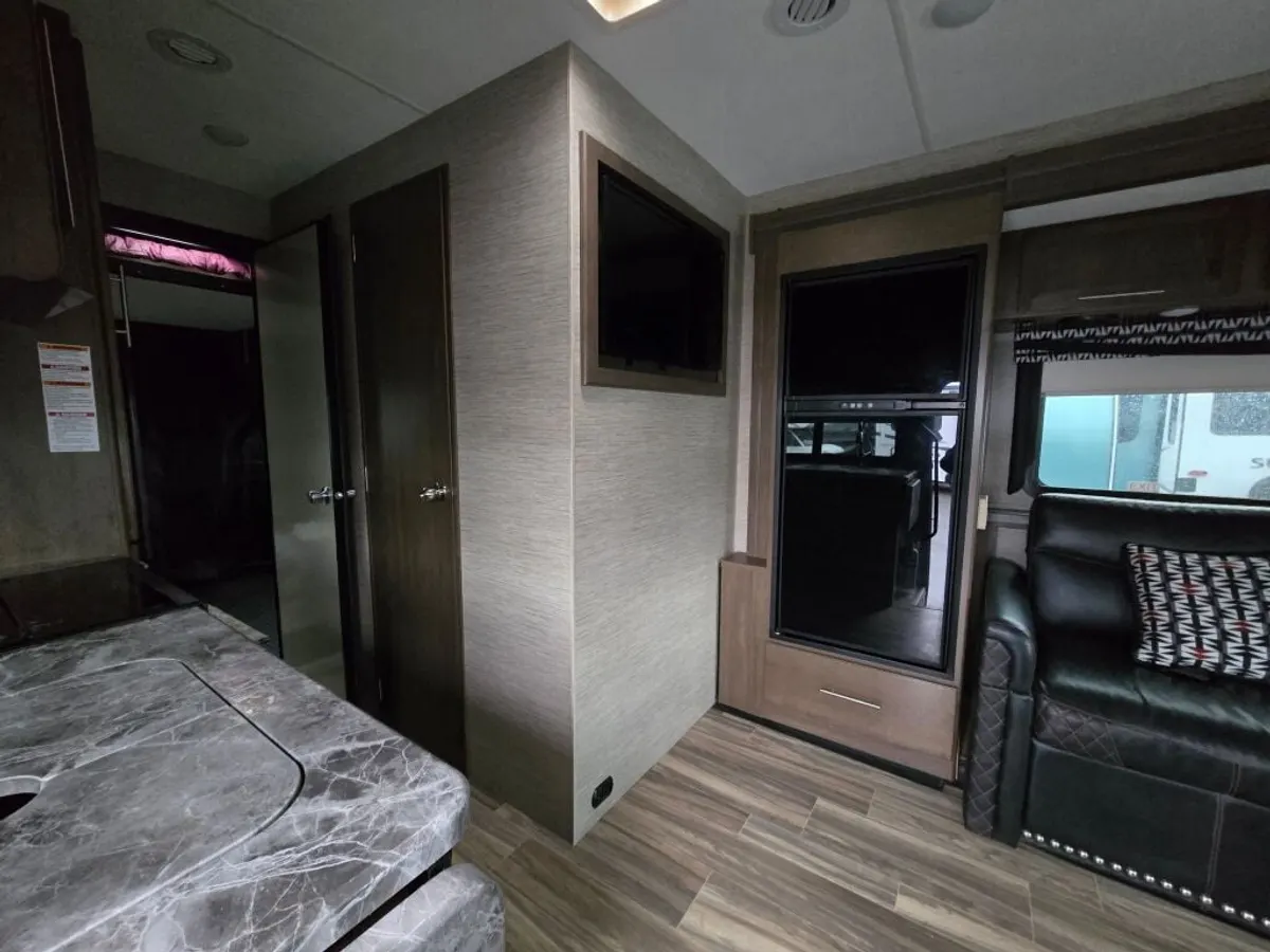 2022 Thor Motor Coach Outlaw, photo 11 of 24
