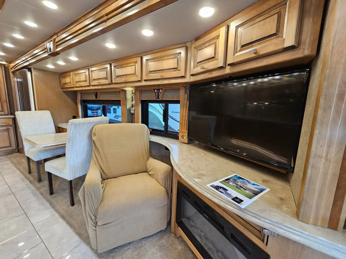 2017 Tiffin Motorhomes Phaeton, photo 14 of 24