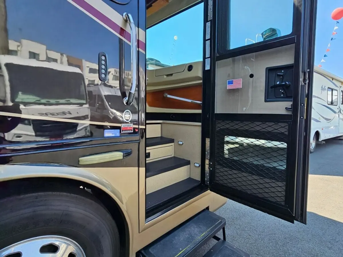 2016 Tiffin Motorhomes Phaeton, photo 7 of 24