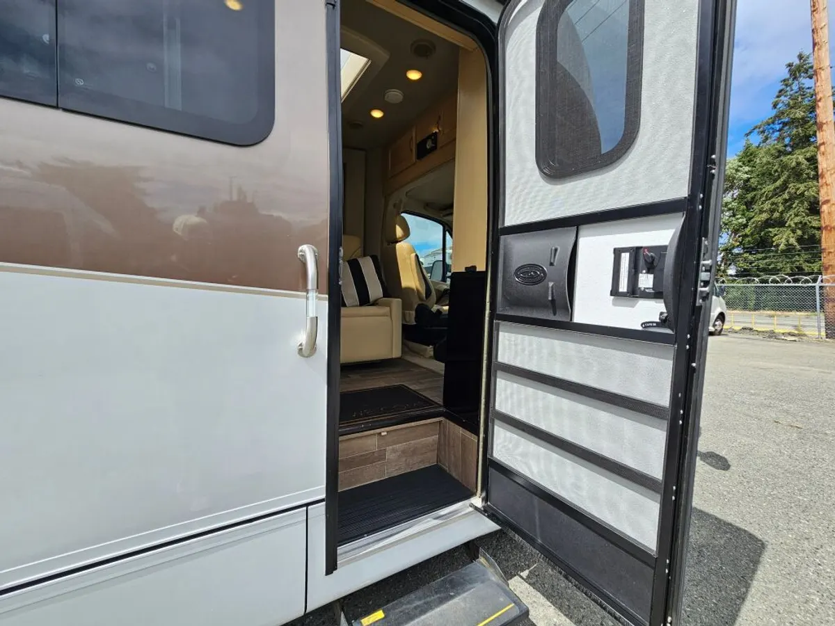 2019 Regency RV Ultra Brougham, photo 10 of 24