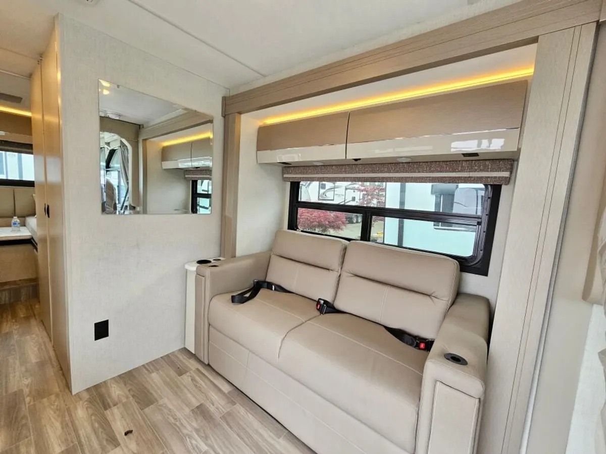 2027 Thor Motor Coach Vegas, photo 11 of 24