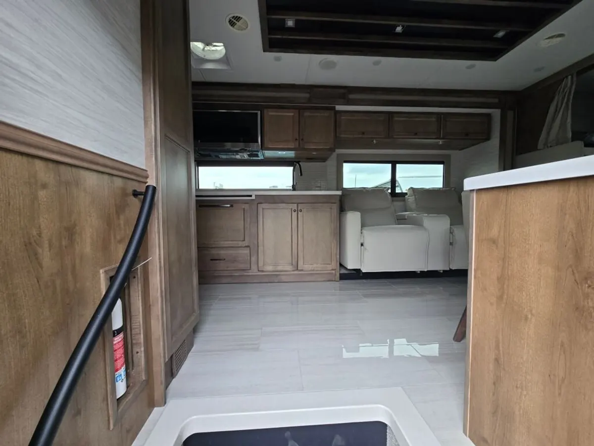 2027 Tiffin Motorhomes Allegro Bay, photo 7 of 24